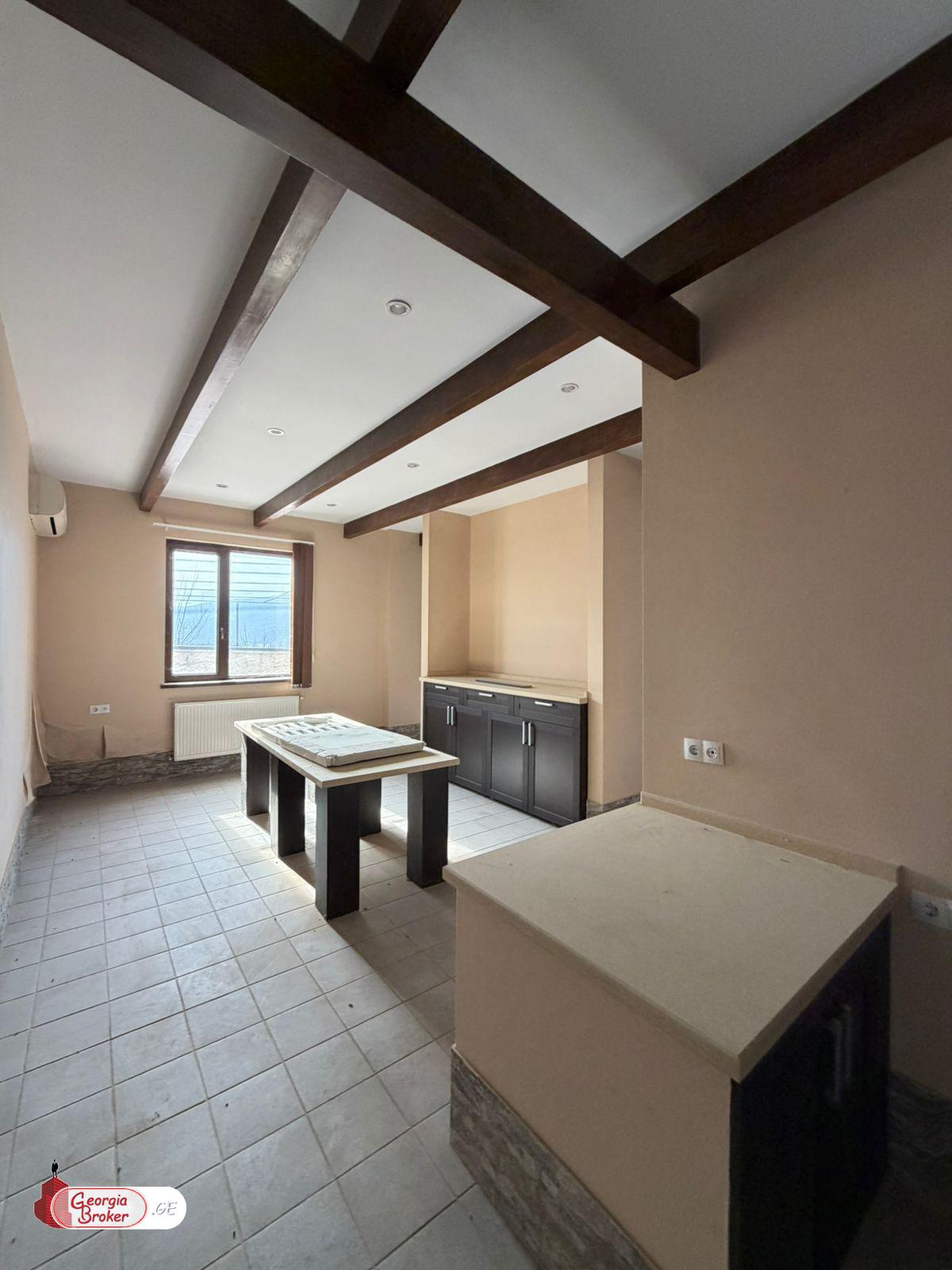 იყიდება ახალი გარემონტებული 15 ოთახიანი სახლი